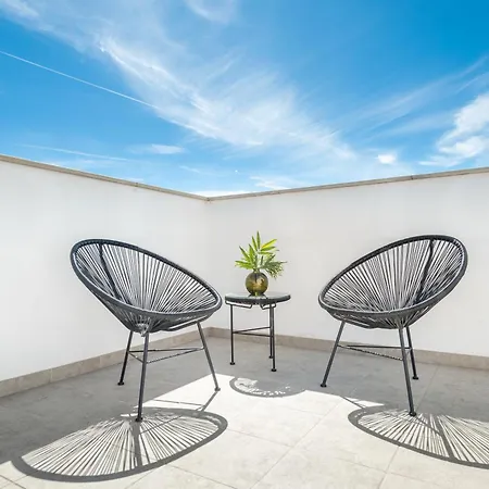 Spacious & Private Terrace By Rems *